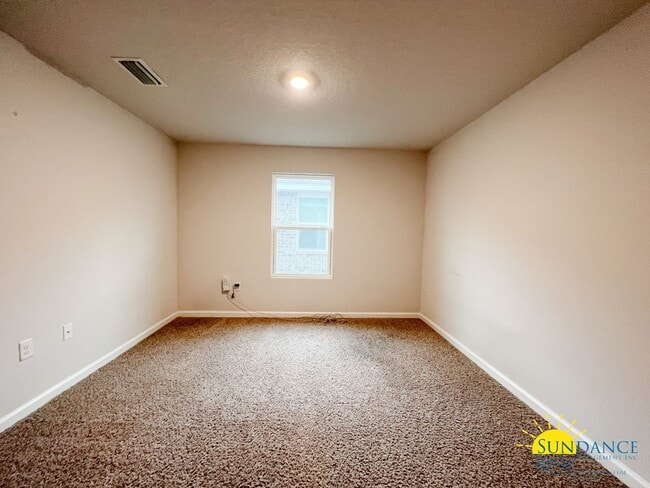 Building Photo - Stunning 4 Bedroom Home in Crestview!