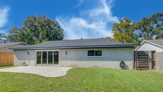 Building Photo - 966 Redway Ln