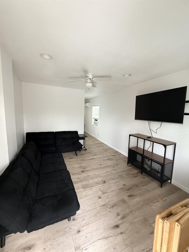 Building Photo - 2213 Holton St