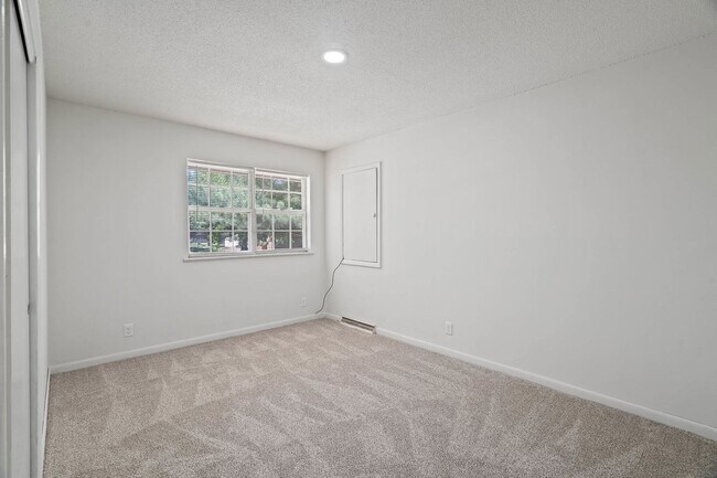 Building Photo - Charming & Newly Updated 2BR Duplex with F...