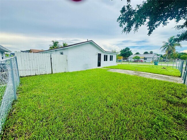 Building Photo - 18742 SW 113th Ave