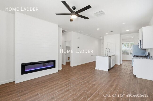 Building Photo - 2713 N Camden Dr