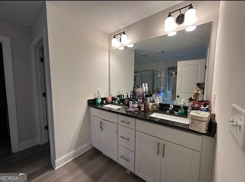 Building Photo - Room in House on Benjamin Dr