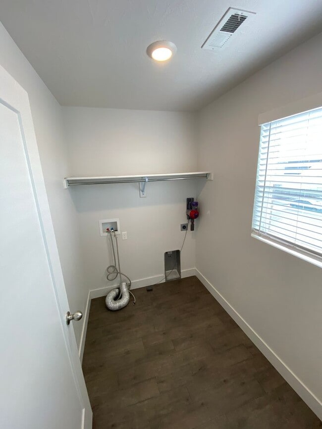 Building Photo - Beautiful House with basement apartment