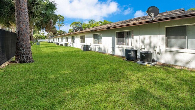 Building Photo - Parkside Villas – Renovated Villa-Style Living | No Upstairs or Downstairs Neighbors