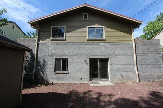 Building Photo - Spacious 3BR home Near NAU | New Carpet + Parking for 3 Vehicles