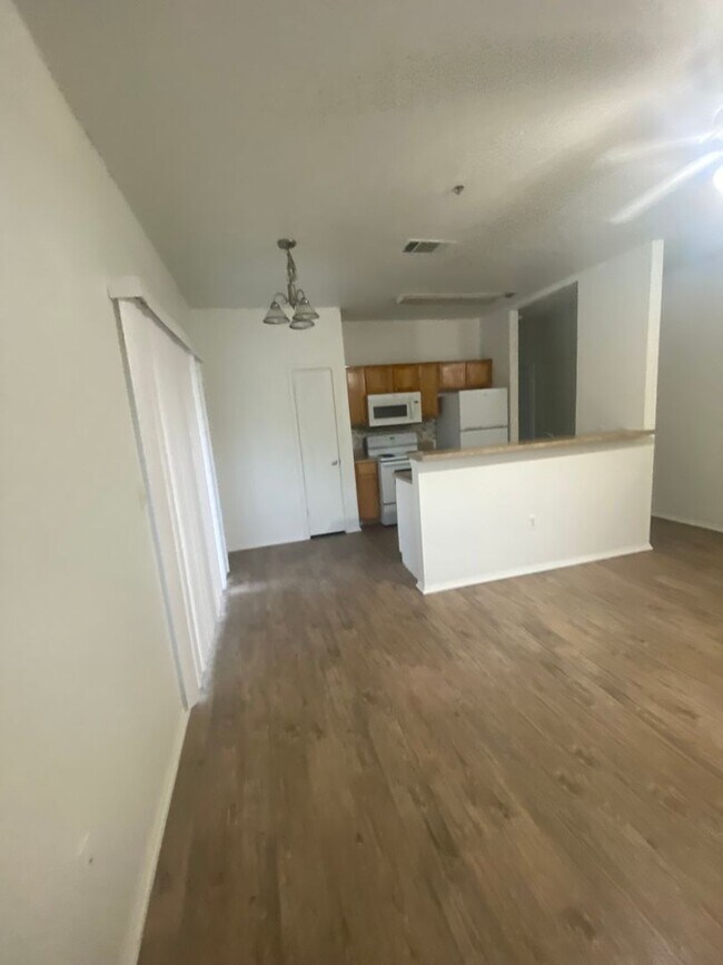 Building Photo - 1000 Diamond Dr