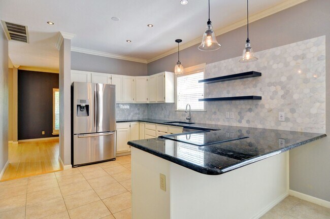 Building Photo - 3 Bedroom Home - Ridglea Country Club Estates