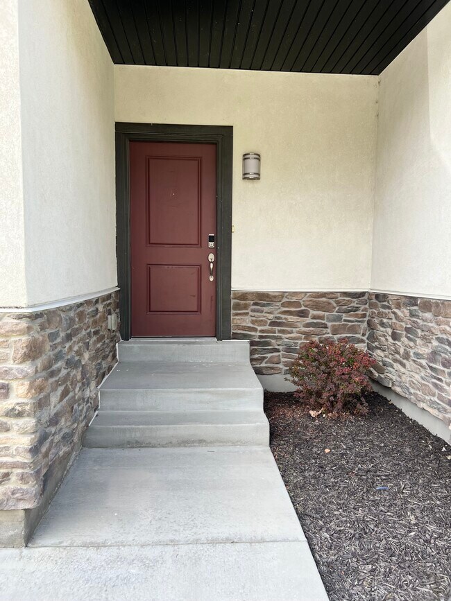 Building Photo - Bluffdale Townhouse