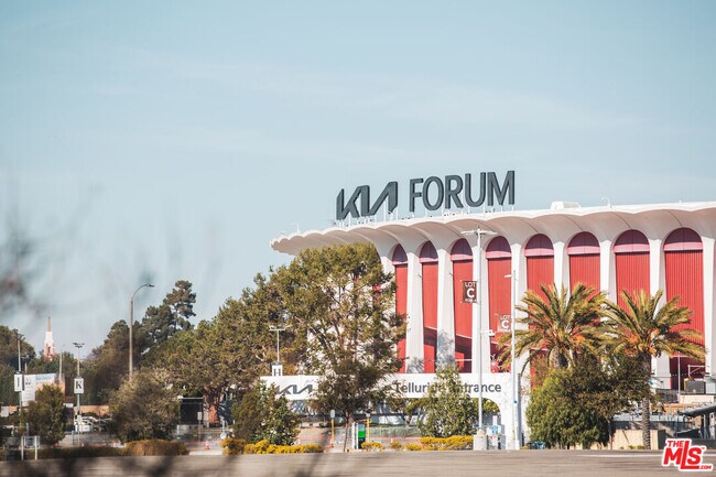 Building Photo - 201 N La Brea Ave