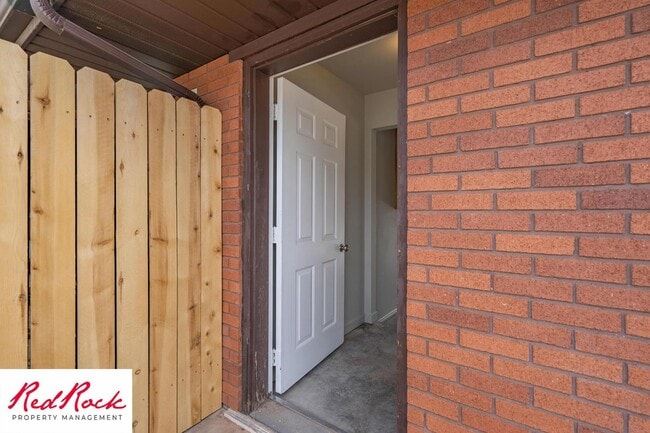 Building Photo - Remodeled 2 Bedroom Townhome. Pet Friendly!