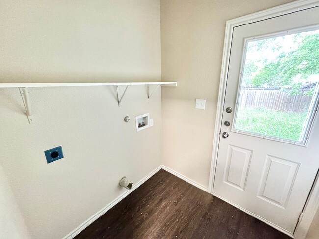 Building Photo - Updated 4 Bed 2.5 Bath Home - Close to TWU!
