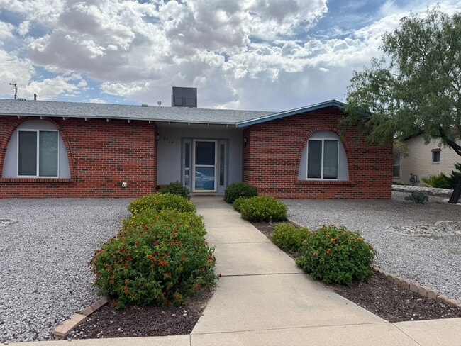 Building Photo - 2719 Topley Ave