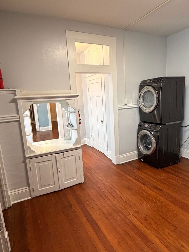 Building Photo - 2BD/1BA unit w/ big front porch, off street parking, and w/d!