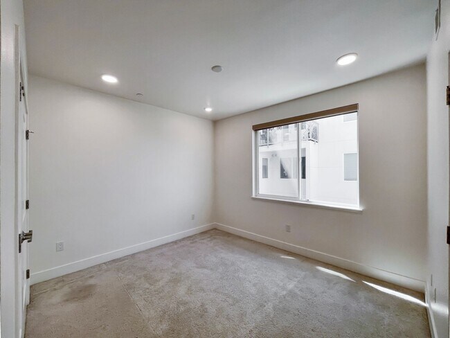 Building Photo - Modern 2BD Fremont Condo – EV Charger, Bal...