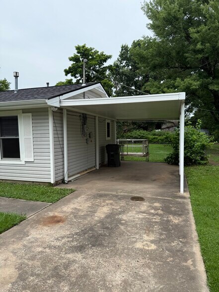 The carport. - 1621 Chestnut St