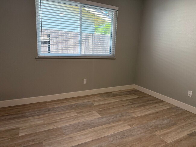 Building Photo - Absolutely gorgeous 3 bedroom 2 bath house