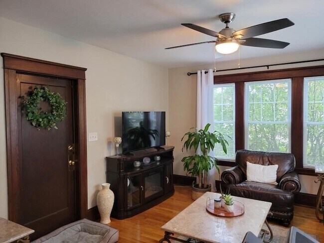 Building Photo - 352 Chandler St