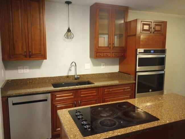 Building Photo - 3 Bedrooms 2.5 Bathrooms