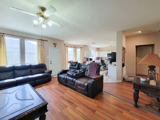 Building Photo - 8002 Weeping Willow Pl