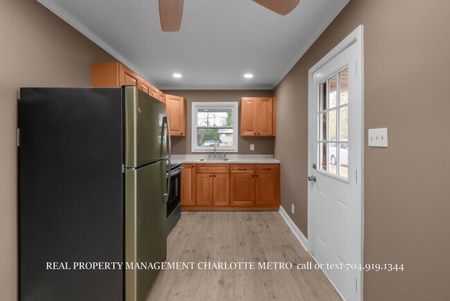 Building Photo - A Cozy Rock Hill Retreat Close to It All