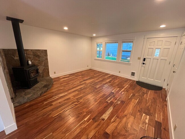 Primary Photo - Charming Three Bedroom Home on Bend's West...