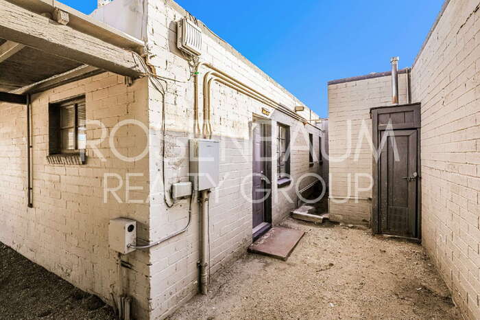 Building Photo - 302 W Flores St