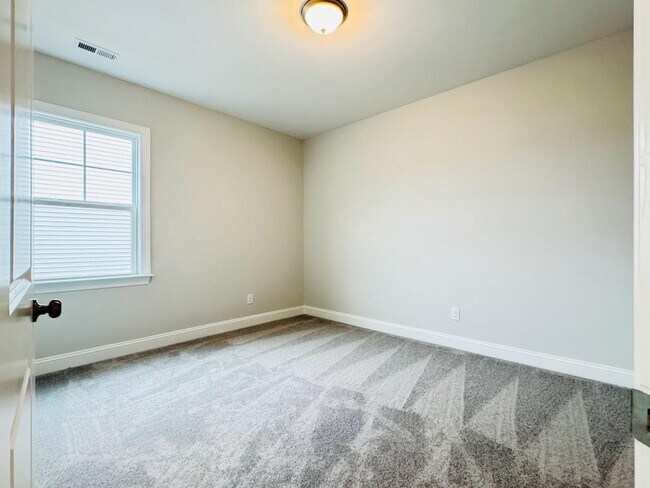 Building Photo - Single Family 4 Bedroom 3 Bathroom for Rent - Guest Bedroom Down