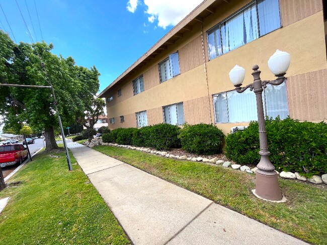 Building Photo - 513 W G St