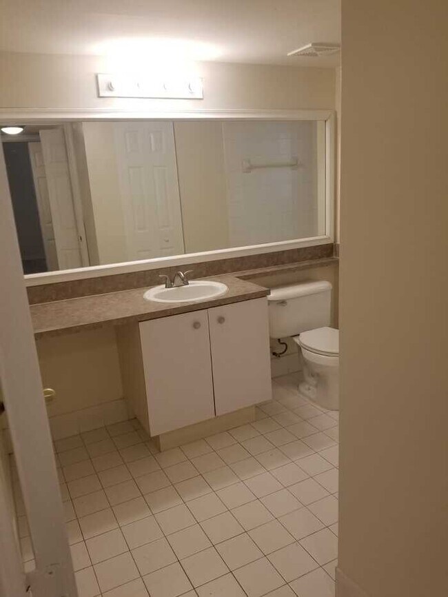 Building Photo - Spacious 2bed/2bath with nice vaulted ceil...