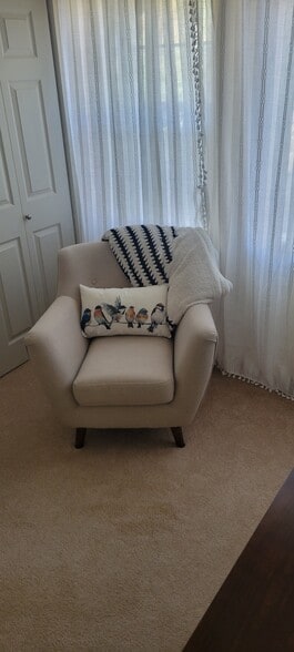 Building Photo - 1055 NE Grandview Dr