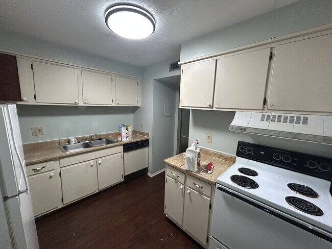 Building Photo - Oversized 1 Bedroom Upstairs Apartment For Rent!