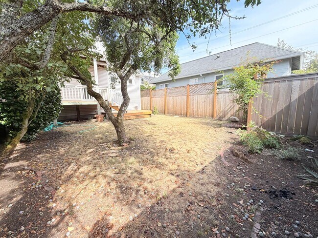 Building Photo - Charming Craftsman in Phinney Ridge - AVAILABLE NOW!