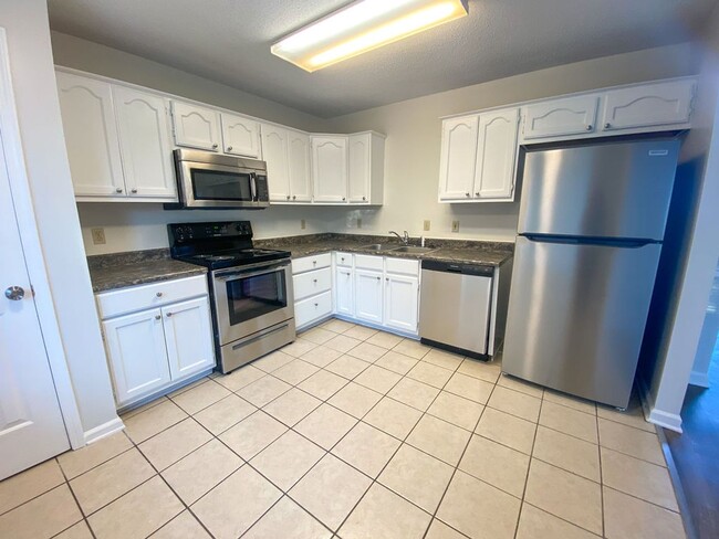 Building Photo - 4 bed, 2.5 bath in Cordova with new ss app...