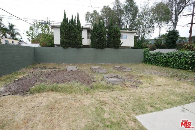 Building Photo - 2334 S Garth Ave