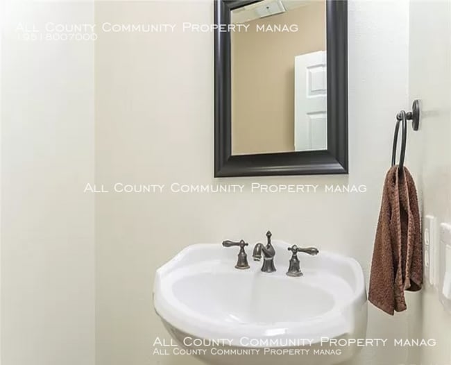 Building Photo - Beautiful 3 bedroom 1.5 bath Townhouse