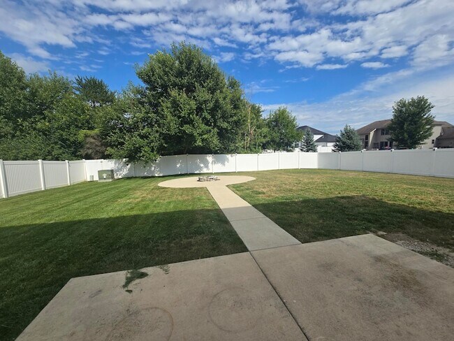 Building Photo - 10091 Pearwood Dr