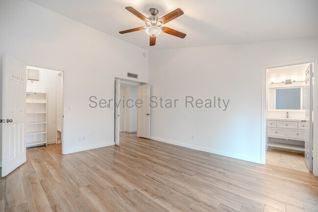 Building Photo - 6409 E Grandview Dr