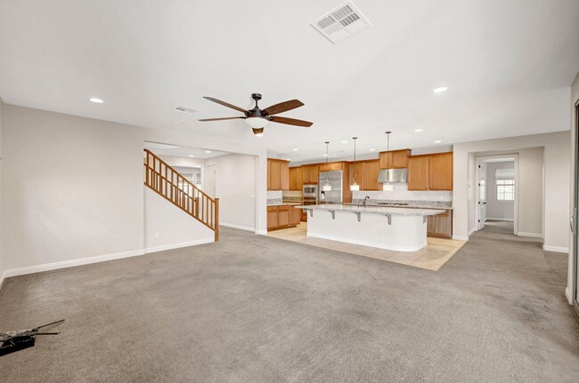 Building Photo - 4 bedroom home with 2 primary bedrooms! On...