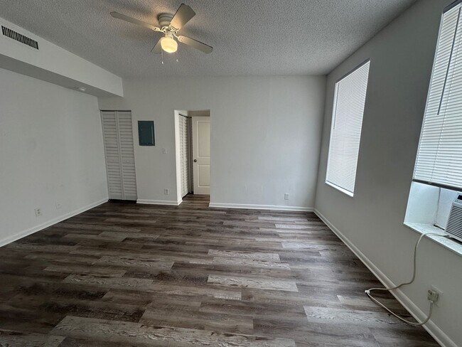 Interior Photo - 2716 S Dixie Hwy