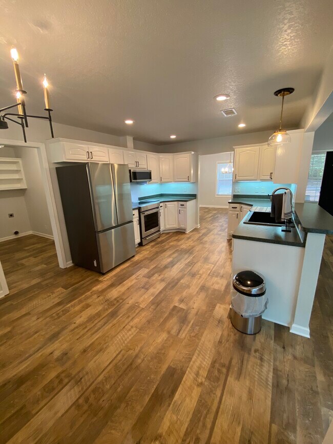 Building Photo - 6 Hendaye Ln