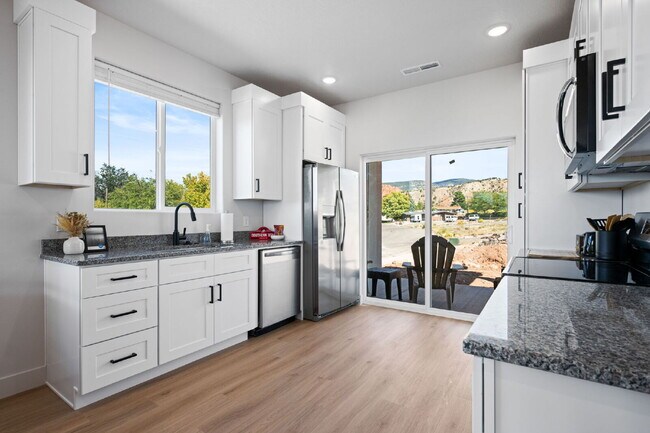 Building Photo - "Spacious & Stylish 3-Bedroom 2 bath Furnished Haven in Cedar City – Your Perfect Home Awaits!"