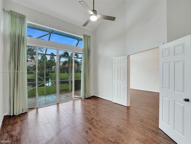 Building Photo - 4 br, 3.5 bath Townhome - 5127 Madison Lak...