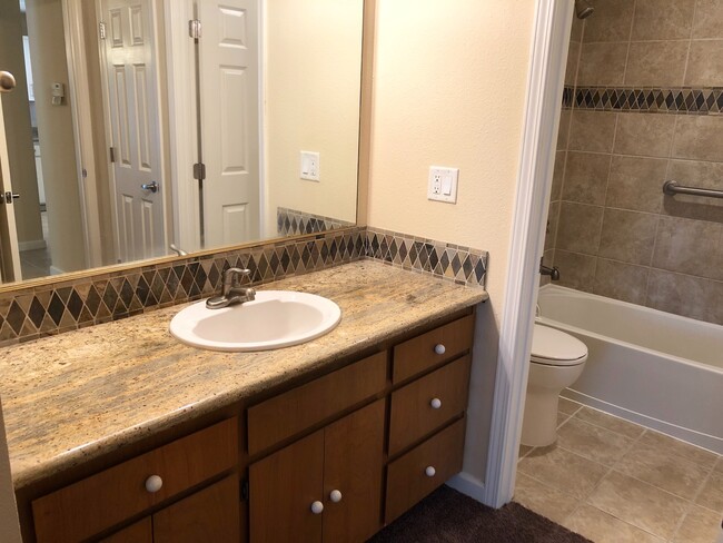 Building Photo - Very Nice 1 bedroom in gated community $1095