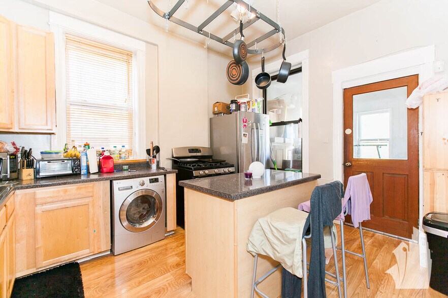 Building Photo - 3336 N Sheffield Ave