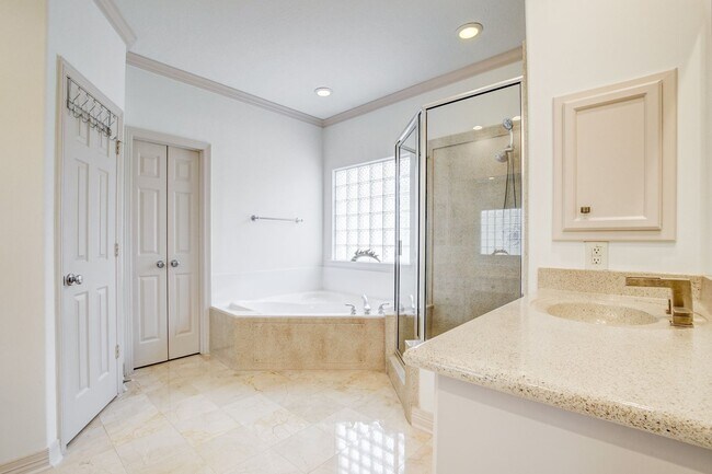 Building Photo - Stunning 3 Bed / 3.5 Bathroom in Heart of Hyde Park/Montrose!