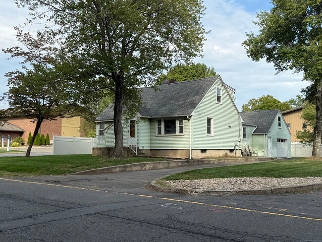 Building Photo - 97 Birch St