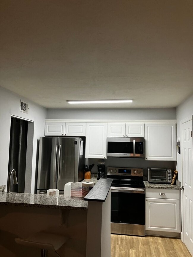 Building Photo - Gorgeous condo in the beautiful Preserves ...