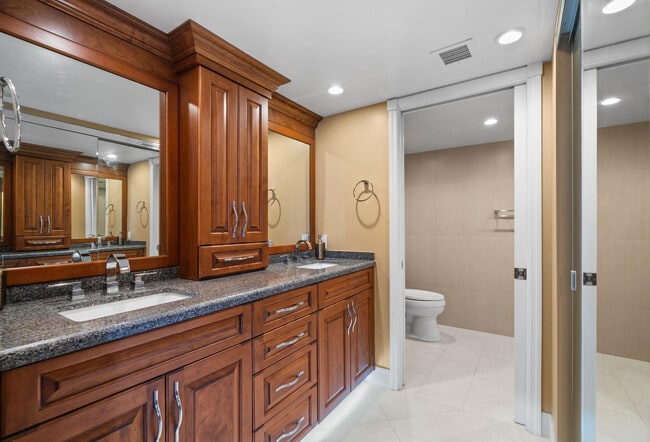 Building Photo - 511 Bayshore Dr