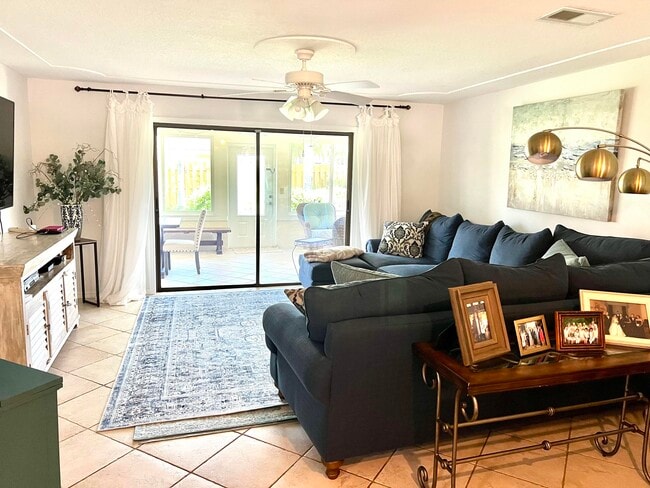 Building Photo - 410 Rio Casa Dr S